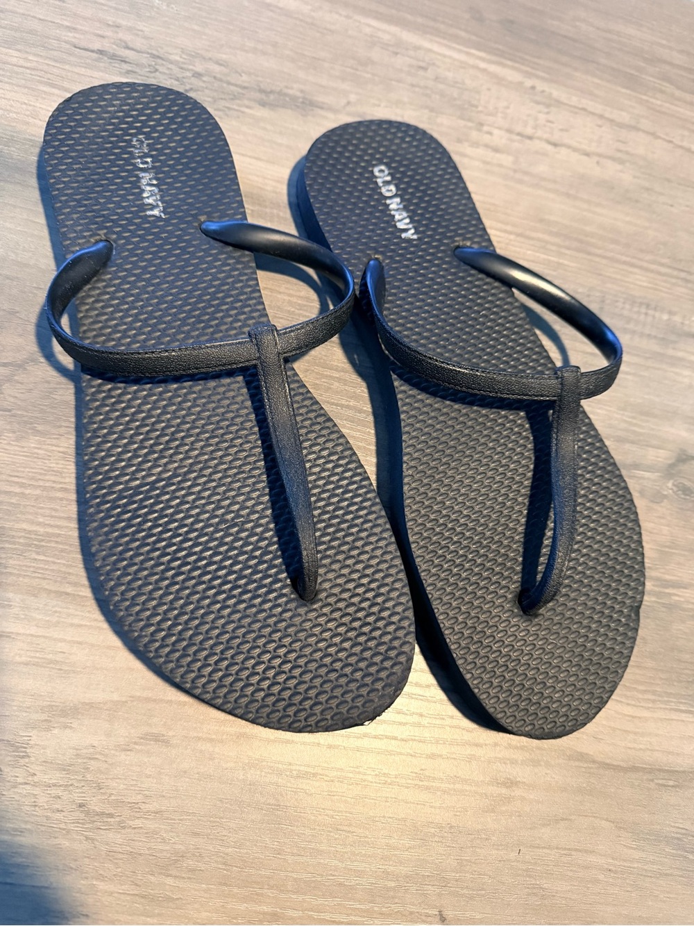 Old Navy Black Minimal T‑Strap Thong Sandals